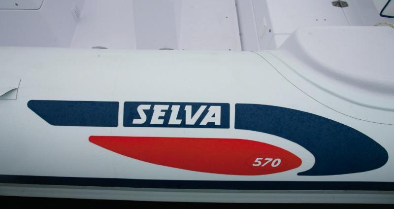 Le graphisme de flotteurs, adopté par Selva, dynamise de manière élégante l'esthétique de ses semi-rigides tout en donnant une identité forte.

