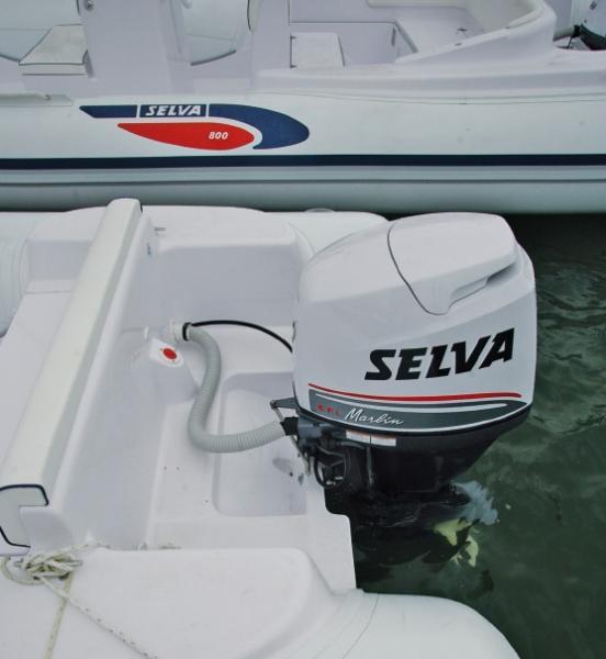 Selva a soigné la circulation entre le cockpit et l'accès au bain. Les deux petites plates-formes qui encadrent le bac moteur sont desservies par des plats-bords larges et antidérapants.

