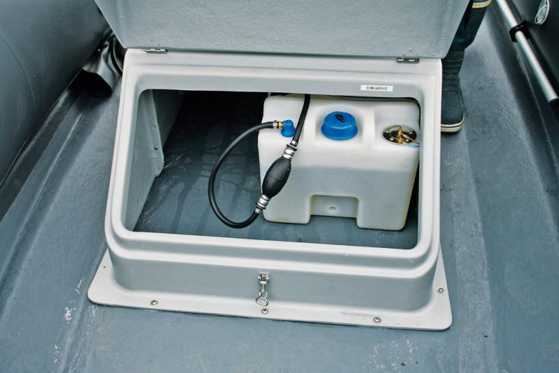 Le réservoir en Polypropylène est fixé sur le plancher sous la console. L'accès est commode, mais il condamne un coffre…
