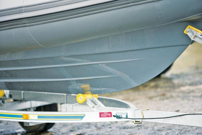 La carène présente une étrave pincée et de fines virures, signes d'une bonne hydrodynamique.