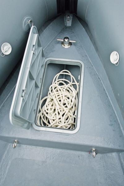 L'ouverture du puits de mouillage est ample, mais il est peu profond. Notez la présence d'une robuste bitte d'amarrage en inox.
