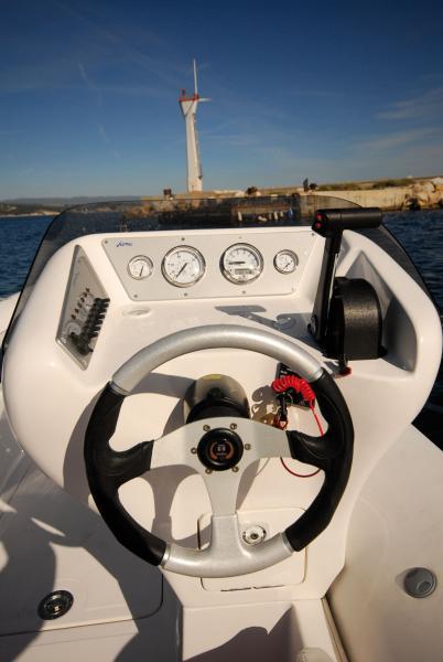 Le design de la console de pilotage, avec manette de gaz en avant du volant, est original mais peu fonctionnel.
