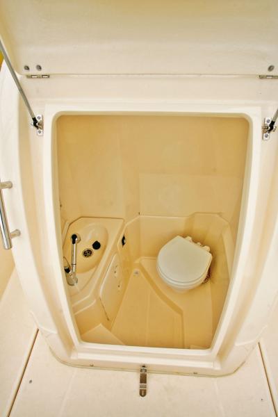L'arceau polyester est creusé de niches : celle de bâbord contient un extincteur, celle de tribord (photo) un feu de détresse flottant.
