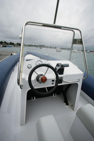 La console, qui offre une bonne position de pilotage et du genre minimaliste. Elles contient le réservoir (sur le plancher) et ne possède pas de rangement fermé.
