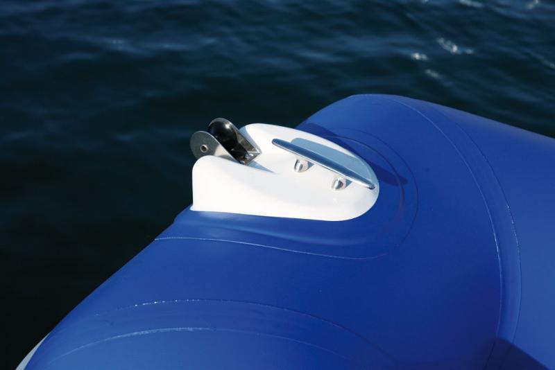 Bien vu sur un bateau de cette taille : la présence fonctionnelle d'un davier et d'un taquet inox sur un support en polyester.
