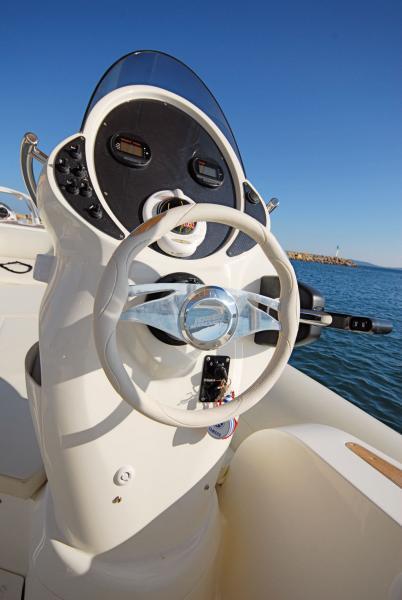 Console de pilotage : plus séduisante par le design que par l'ergonomie.
