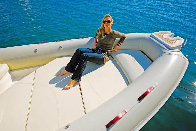 Notre top-model met en évidence la dimension du sun-deck, exceptionnelle sur un 6,20 m.
