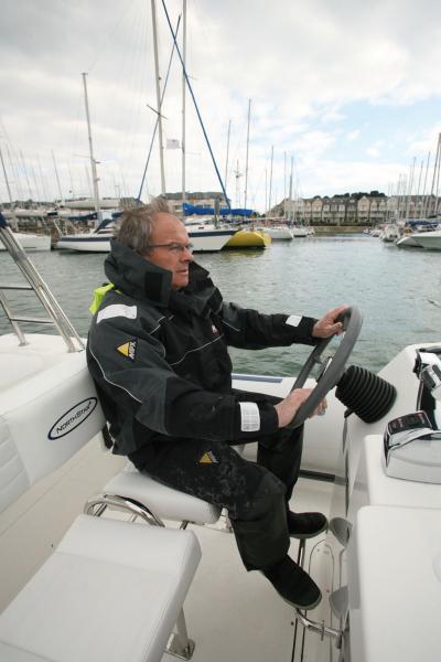 En position assise, le barreur apprécie le repose-pieds fixé sur la base de la console. Par contre, il est installé un peu loin des commandes.
