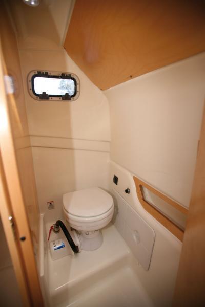 Intimité préservée à bord du n-ZO, avec ce confortable cabinet de toilette. Par contre, la douche se prend sur la plate-forme de bain.
