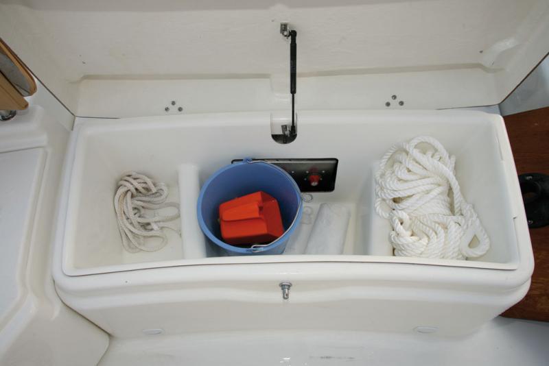 Le coffre principal de la banquette arrière est doté d'un bac amovible bien pratique pour éviter aux petites affaires de s'égarer dans la soute.
