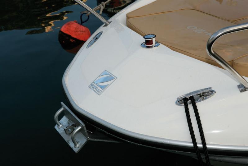Le nez en polyester du n-ZO incite à la prudence lors des manœuvres, mais il ne manque pas d'élégance avec ses taquets et ses feux de navigation rétractables.
