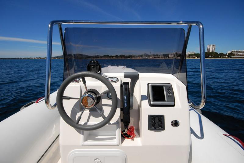 La console est décentrée pour ménager un large passavant, et le volant à gauche laisse de la place au co-pilote.
