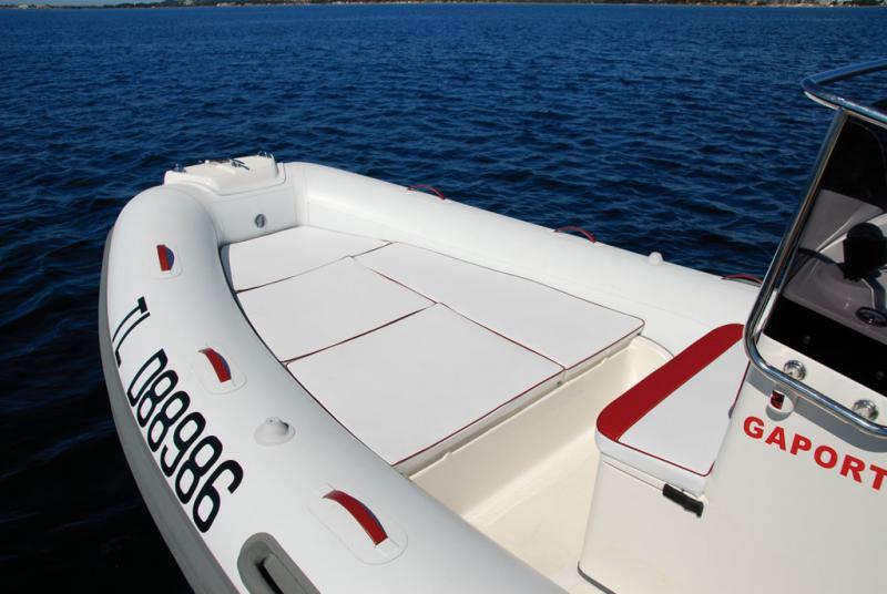 L’espace étroit entre le siège frontal de console et le sun-deck ne permet pas d’installer une table.
