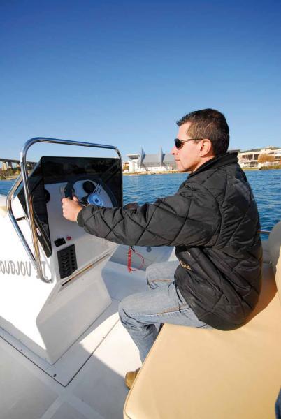 Bonne visibilité en pilotage assis, grâce au saute-vent peu élevé. 
