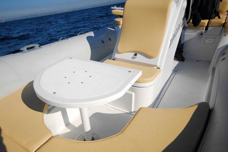 Pratique, l'allonge de bain de soleil forme une belle  table  de pique-nique.
