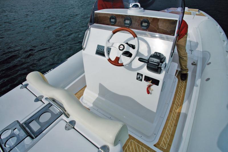 Large et haute, la console abrite bien pilote et copilote, et le tableau de bord spacieux offre toute la place nécessaire à un bon agencement.
