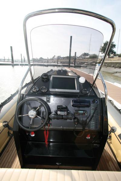 Habillage en simili fibres de carbone pour le tableau de bord, dont l’agencement est très réussi. Notez la position des gaz qui autorise le pilotage en duo.
