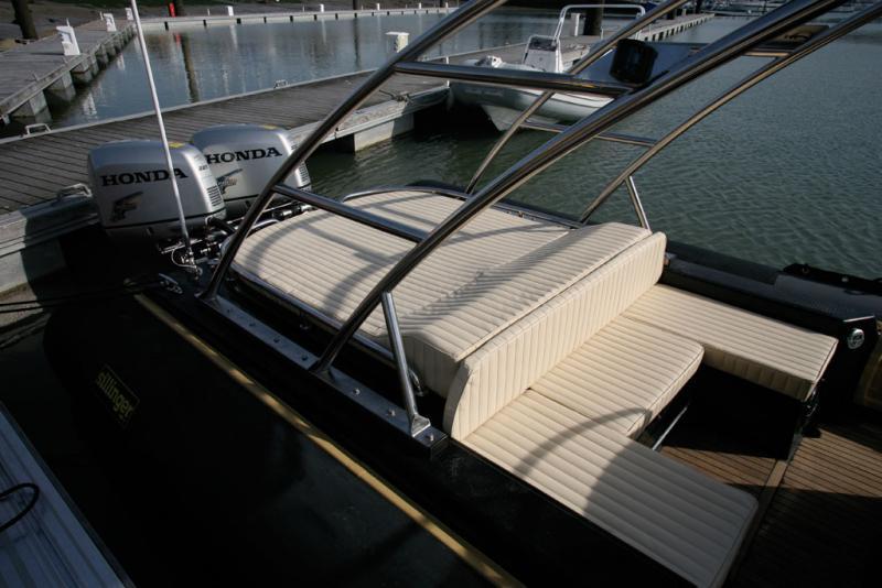 La version XL offre un solarium et une soute de rangement plus spacieux que sur le 900 de base. On peut aussi, à l’aide d’une table de camping, faire une seconde dînette en utilisant la forme en C de la banquette de poupe.

