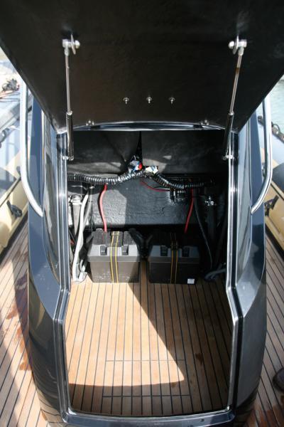 La volumineuse console de pilotage, à ouverture frontale, propose aussi un bon volume de rangement. La hauteur est cependant un peu "limite" pour en faire un coin WC.
