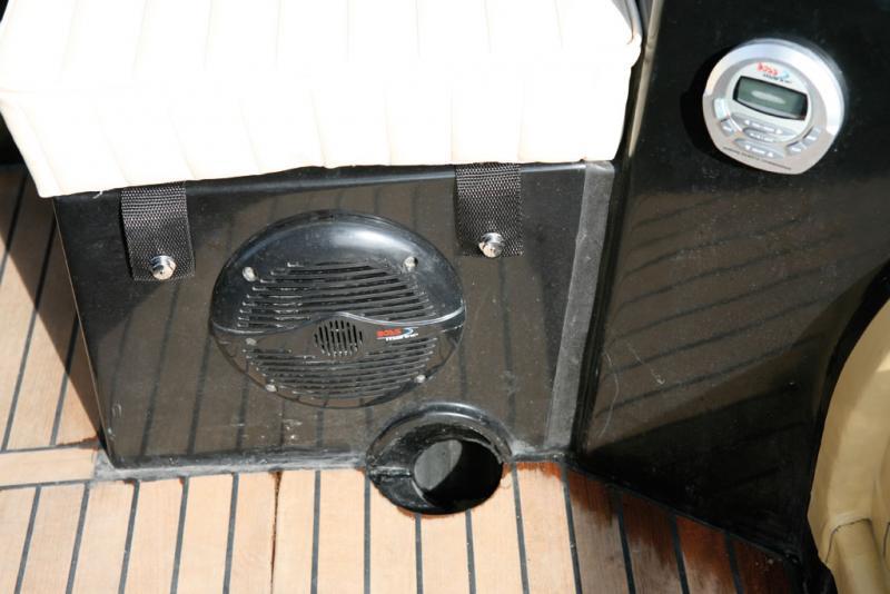 La sono n’a pas été oubliée, en l’occurrence un radio/lecteur CD Boss Marine. Appréciez le diamètre des nables de cockpit !
