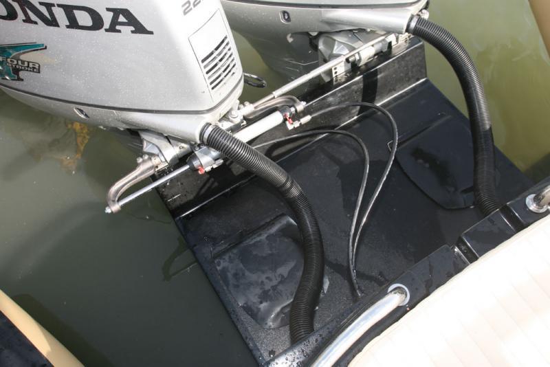 La chaise moteurs à permis de rallonger le cockpit pour plus d'habitabilité. Armstrong propose un autre modèle avec échelle de bain intégrée.