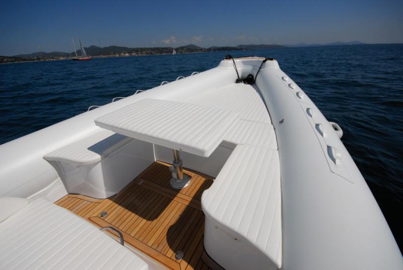 Le centre du bain de soleil sur socle pneumatique devient une table de pique-nique pour cinq convives. 
