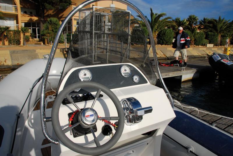 Une console pratique et sans fioritures, avec volant décalé à gauche pour laisser de la place au co-pilote.
