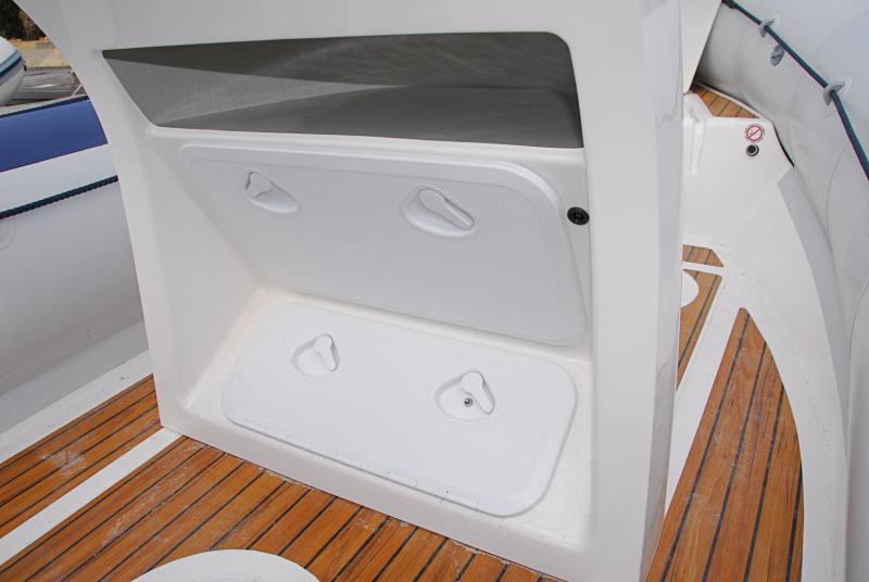Pratiques pour ranger les effets personnels, le vide-poche ouvert et les deux coffres secs dans la console de pilotage.
