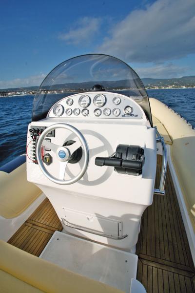 Le poste de pilotage dispense une bonne ergonomie, mais le tableau de bord est un peu exigu. où placer l’électronique de navigation ?
