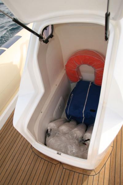 La volumineuse console (hauteur 1,62 m) peut recevoir un WC marin optionnel.
