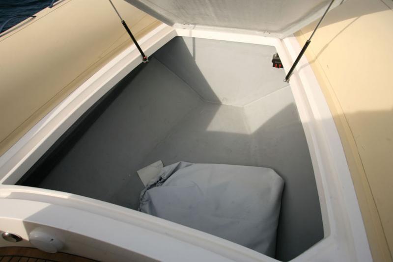 La grande soute avant offre un rangement particulièrement consistant. L’ouverture de son capot est assistée par deux vérins à gaz.

