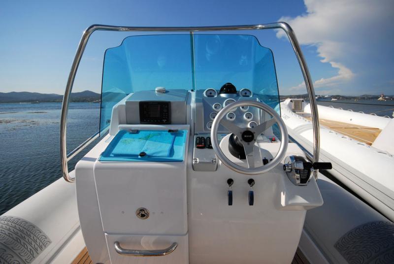 Bien, le poste de pilotage abrité, avec table à carte transparente et écran de navigation devant le copilote.
