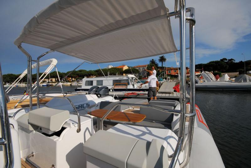 Sur une robuste armature d'inox formant main-courante, le double bimini en éventail ombrage le poste de pilotage et le carré.
