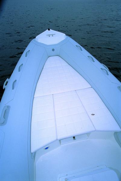 Un solarium avant assez grand pour servir de lit en croisière-raid.