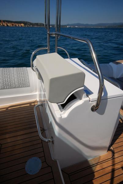 Bien, le réglage de hauteur de l'assise de pilotage (électrique). Moins bien, sa forme peu anatomique. 
