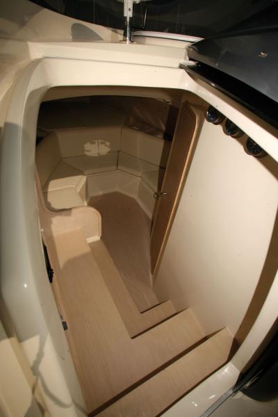 L’accès à la cabine, commandé par une porte coulissante, s’avère "confortable". 
