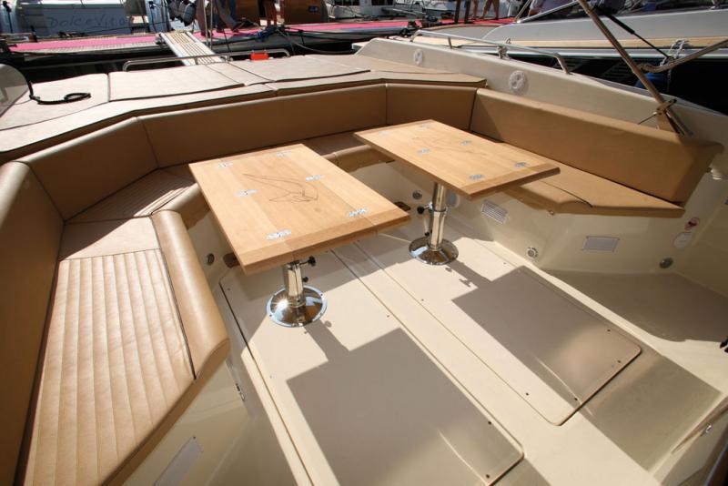 L’immense double carré arrière avec ses tables en teck bénéficie d’une banquette d’un linéaire supérieur à 5 mètres !
