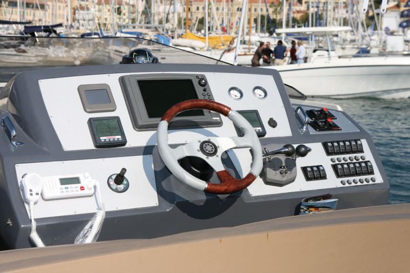 L’impressionnant tableau de bord ne manque de rien, pas même du volant à inclinaison réglable ! A gauche de celui-ci, le joystick du propulseur d’étrave…
