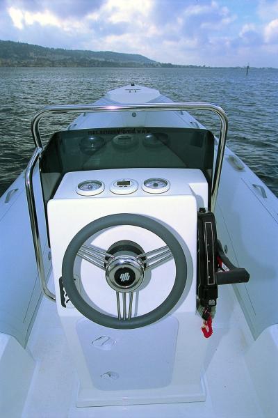 La console de pilotage étroite, dégage deux passages latéraux vers le cockpit avant.