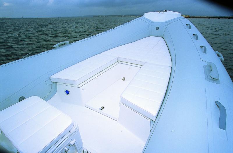La disposition en V du  cockpit accroît le nombre de places assises.