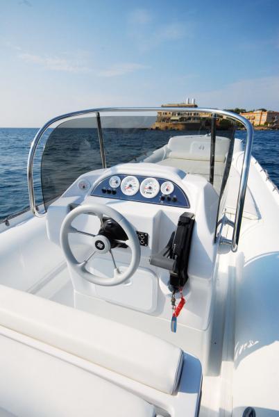 Poste de pilotage bien abrité, mais le socle de console vertical laisse peu de place pour avancer les pieds.
