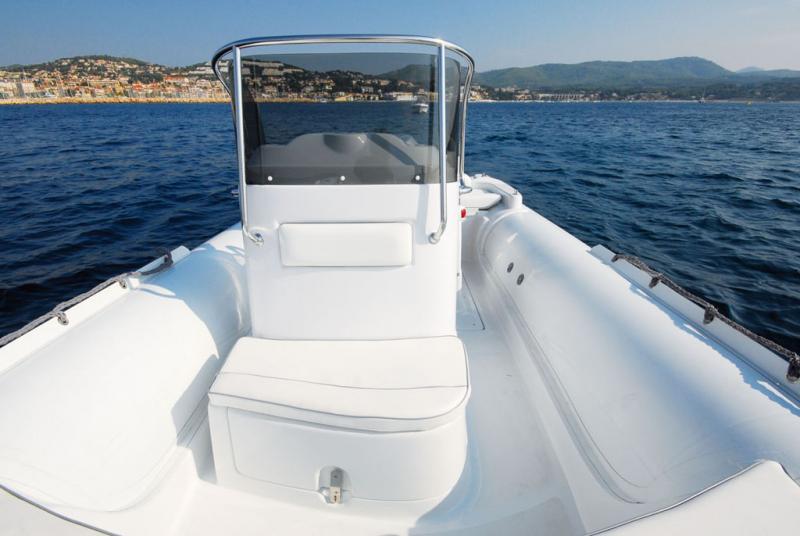 La console décalée ménage un large passavant bâbord et un passage très étroit à tribord.
