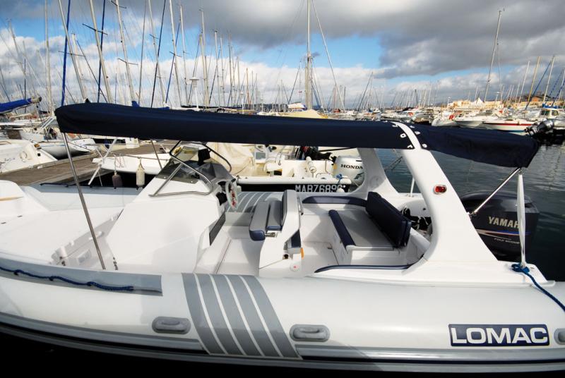 Facile à mettre en place, le taud de soleil ombrage généreusement le cockpit.
