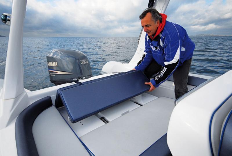 Pratique, la banquette arrière convertible en bain de soleil en quelques secondes, grâce à une géométrie astucieuse.
