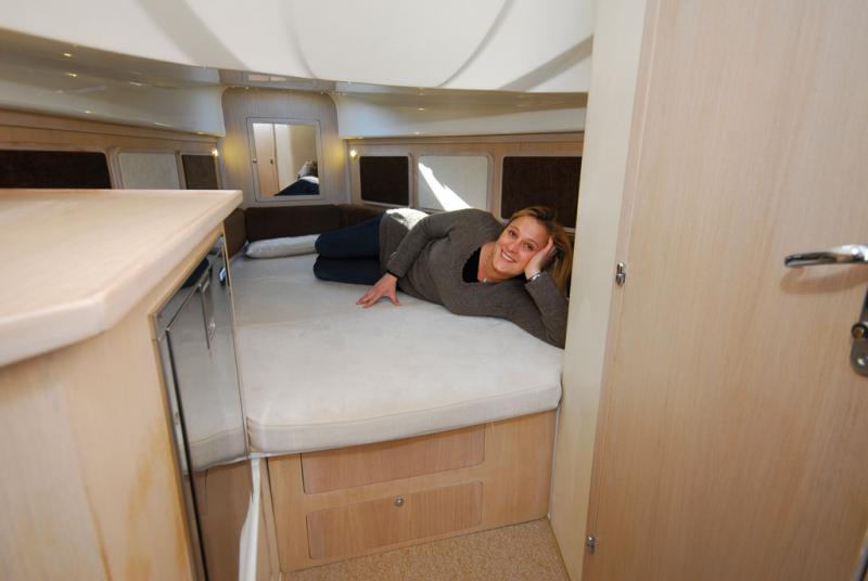Spacieuse et bien pourvue en rangements, la cabine est une invitation aux croisières à deux.
