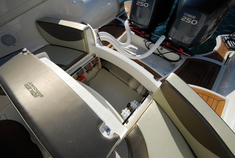 Pas pratique, l’accès au coffre arrière, de volume assez modeste pour un bateau de cette catégorie.
