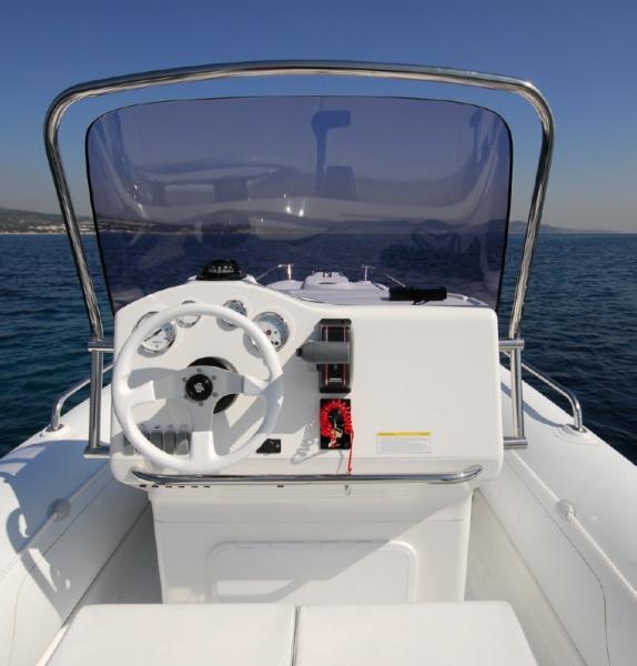 La console bien dessinée et les assises relevables indépendantes assurent un bon confort au pilote et au copilote.
