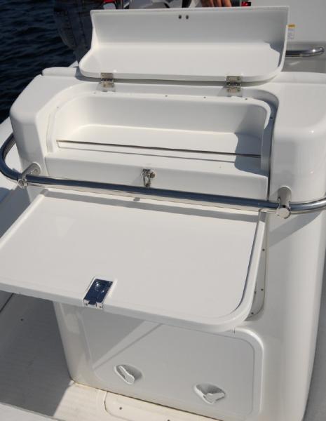 Le socle du leaning-post intègre un emplacement pour une mini cuisine (non fournie) et une petite table rabattable.
