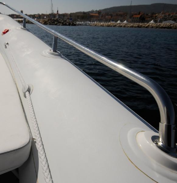 Le solide balcon inox renforce la sécurité du cockpit avant et offre de bonnes prises pour se tenir.
