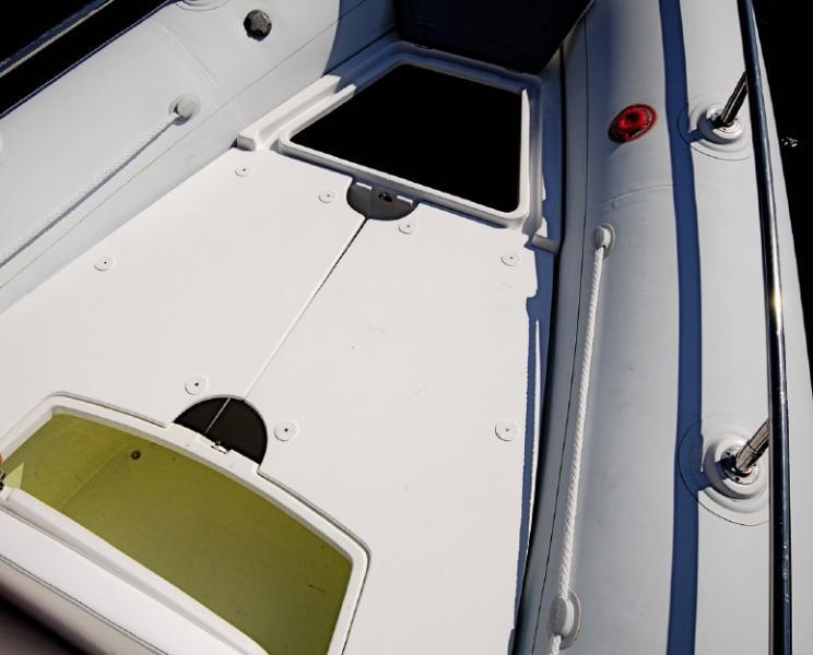 Les rangements du cockpit avant sont limités et il manque un compartiment séparé pour le mouillage.

